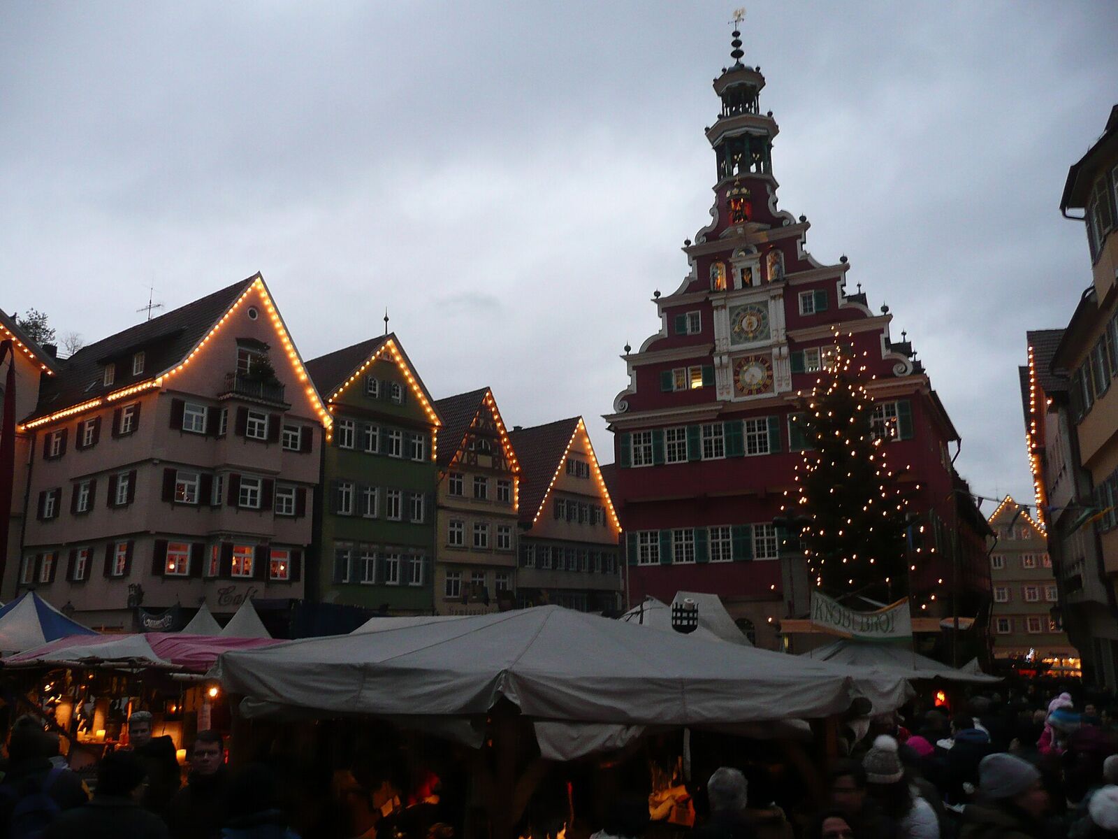 Mittelalter- und Weihnachtsmarkt in Esslingen in der Dämmerung mit Zelten, Lichterketten und dem Alten Rathaus
